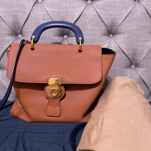 BURBERRY
Trench Calfskin Large DK88 Top Handle Bag Bright Toffee